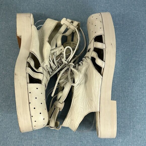 Esquivel Ivory Leather Round Toe Perforated Sandals Size 10 - Picture 4 of 8